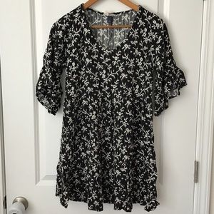 Black and white 3/4 flutter bell sleeve v-neck Universal Thread floral print
